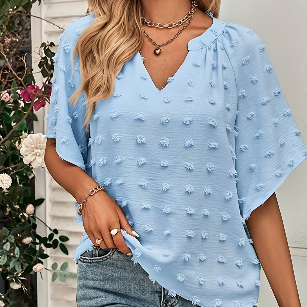 Blusa de gola V com bolinhas