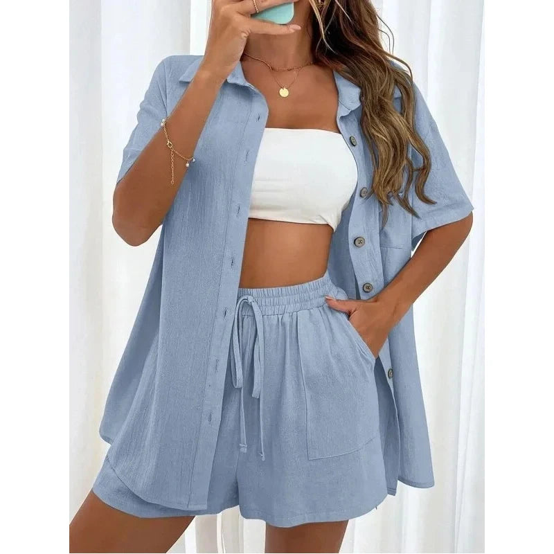 Conjunto de duas peças de camisa de manga curta e shorts