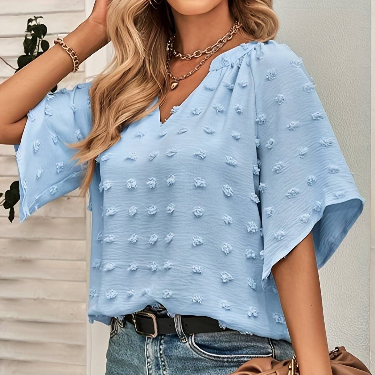 Blusa de gola V com bolinhas